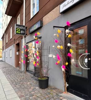 Plumas de colores en ramas, celebración de Pascua en Suecia