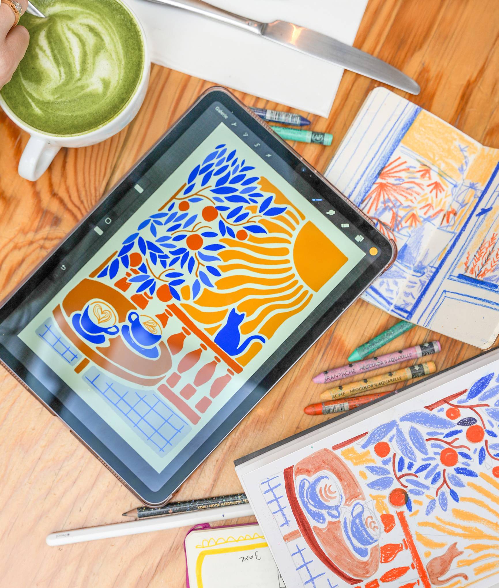 illustration pour un packaging food et croquis préparatoires sur une table de designer