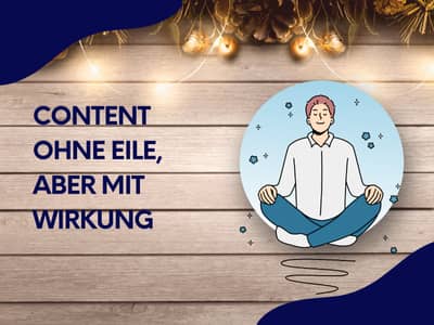 Illustration einer meditierenden Person neben dem Text „Content ohne Eile, aber mit Wirkung“ vor weihnachtlich dekoriertem Holz Hintergrund.