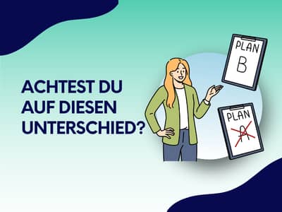 Illustration einer Geschäftsfrau, die auf zwei Klemmbrett-Notizen zeigt – „Plan B" und ein durchgestrichenes „Plan A" – neben dem Text „Achtest du auf diesen Unterschied?" auf blau-grünem Hintergrund mit Wellenformen.