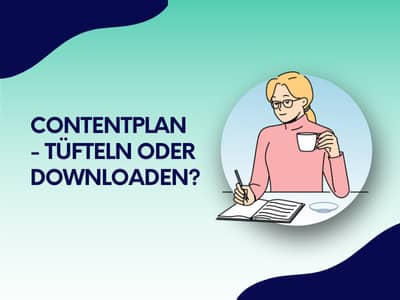 Illustration mit der Aufschrift „Contentplan – tüfteln oder downloaden?“ und einer zeichnerischen Figur, die mit Stift und Notizen an einem Tisch sitzt und eine Tasse Kaffee hält.