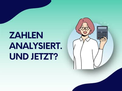 Eine Cartoon-Frau hält einen Taschenrechner vor einem purpur-grauen Hintergrund mit schwarz-weißen Elementen und einem gelb-grauen Logo, während der Text „Zahlen analysiert. Und jetzt?“ zu sehen ist.