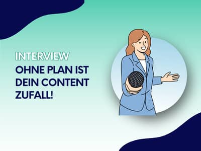 Grafik mit der Aufschrift „Interview – Ohne Plan ist dein Content Zufall!“ und einer Illustration einer Frau im Blazer mit Mikrofon vor grün blauem Hintergrund.