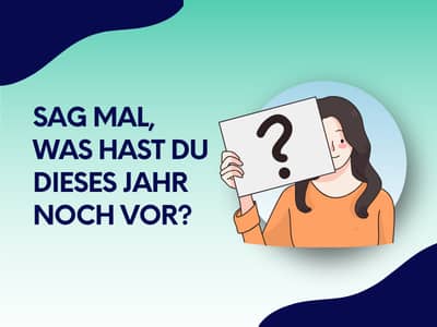 Eine Frau hält ein Schild mit einem Fragezeichen neben dem Text „Sag mal, was hast du dieses Jahr noch vor?“.