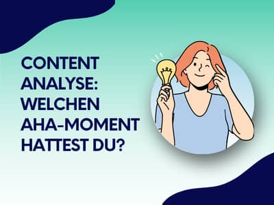 Eine Frau hält eine leuchtende Glühbirne als Symbol für einen Geistesblitz vor einem purpur-grauen Hintergrund mit weißen Linien und gelb-grauen Logo-Elementen, begleitet vom Text „Content Analyse: Welchen Aha-Moment hattest du?“.