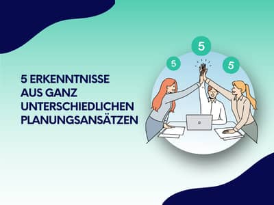 Illustration einer Teamrunde mit fünf Personen, die sich über einem Tisch mit Laptop abklatschen, daneben der Text „5 Erkenntnisse aus ganz unterschiedlichen Planungsansätzen“ vor einem abstrakten blau-grünen Hintergrund.