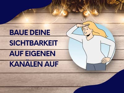 Eine Illustration einer Frau, die suchend in die Ferne blickt und die Hand über den Augen hält, neben einem Text auf einem Holz-Hintergrund mit warmen Lichtern.