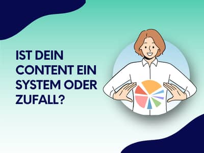 Illustration einer lächelnden Frau, die ihr Hemd öffnet und darunter ein buntes Kreisdiagramm zeigt, neben dem Text „Ist dein Content ein System oder Zufall?" auf blau-grünem Hintergrund mit Wellenformen.