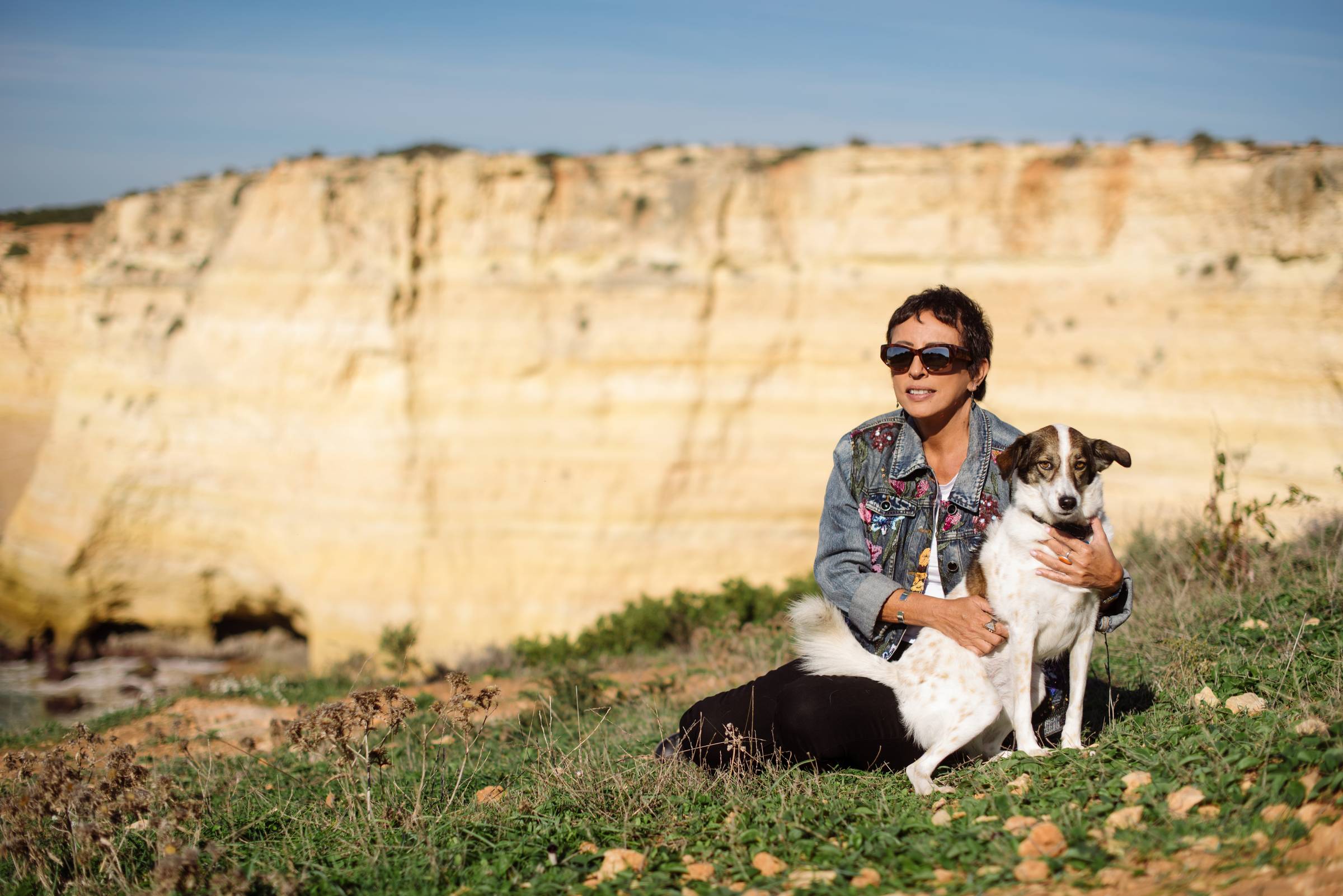 Alicia Rodriguez and her dog Sophie on the Algarvian cliffs