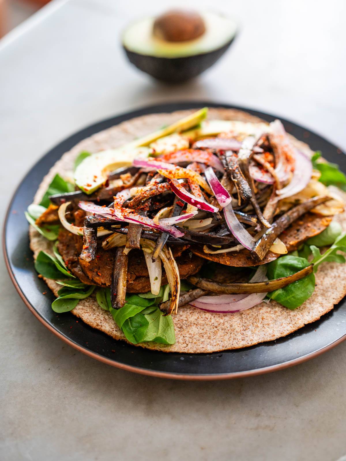 Plato servido con taco de cáscaras de plátano