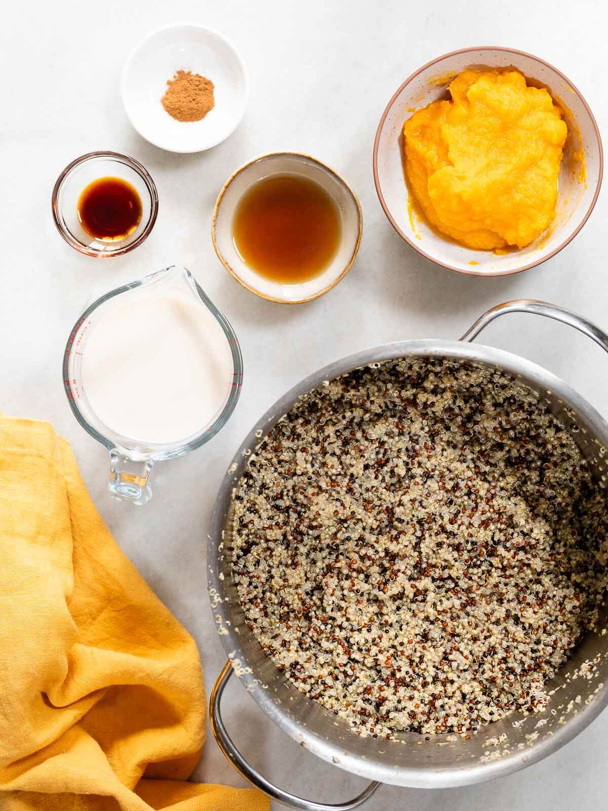 Ingredientes para desayuno de quinoa.