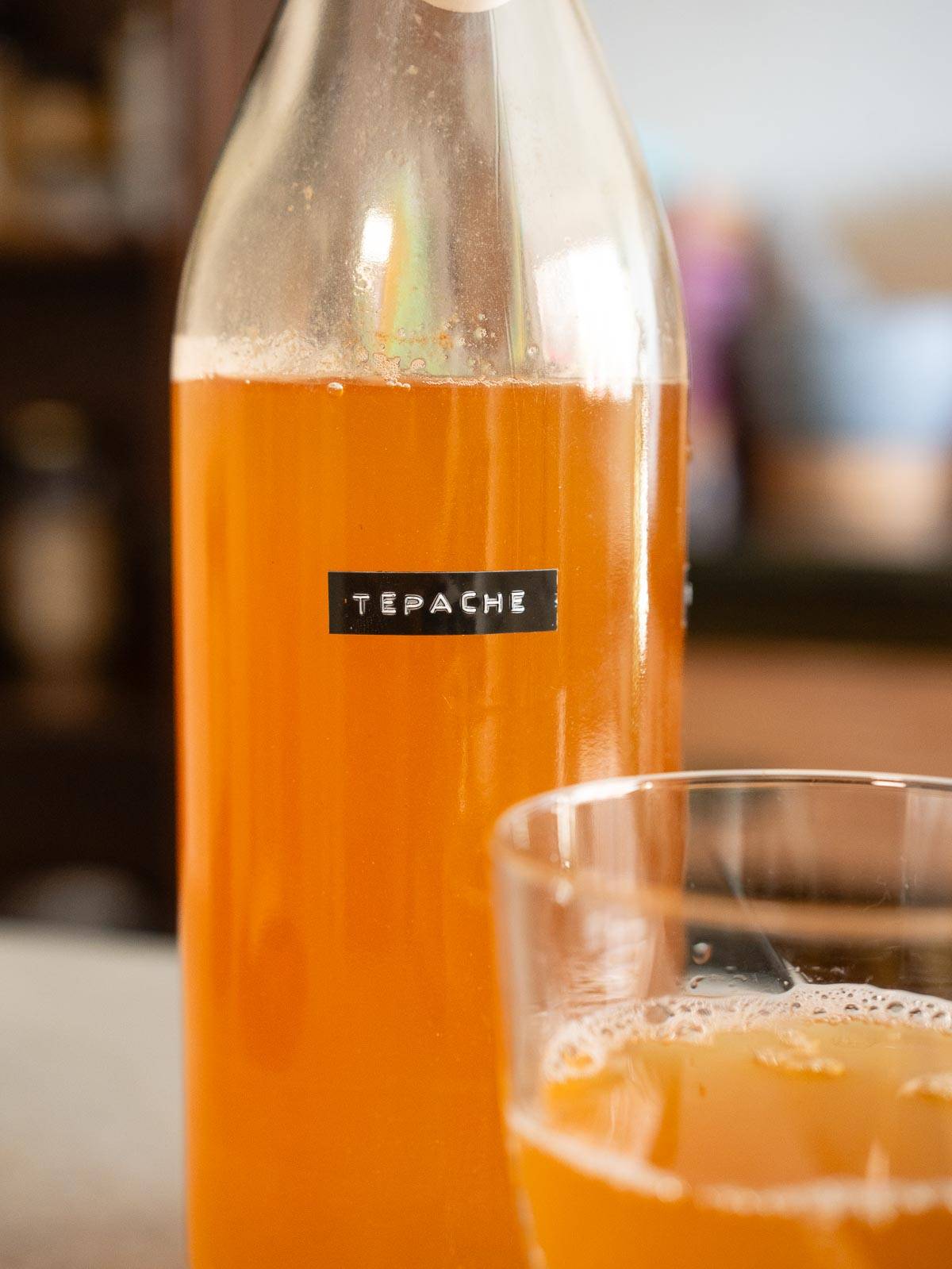 Vaso de tepache casero fermentado, burbujeante.
