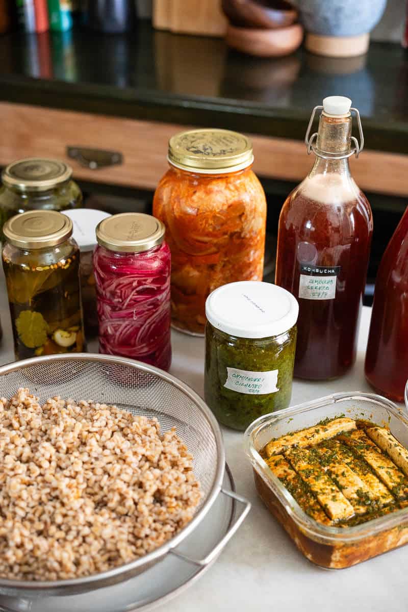 mesa con alimentos saludables.