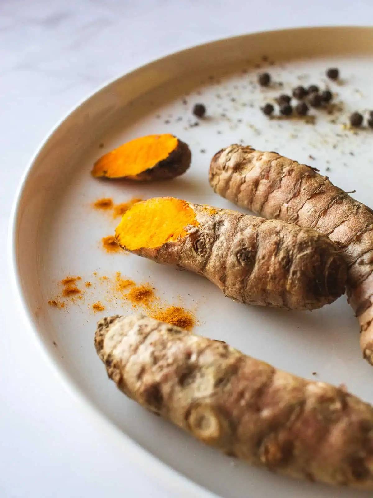 plato con cúrcuma cortada y pimienta