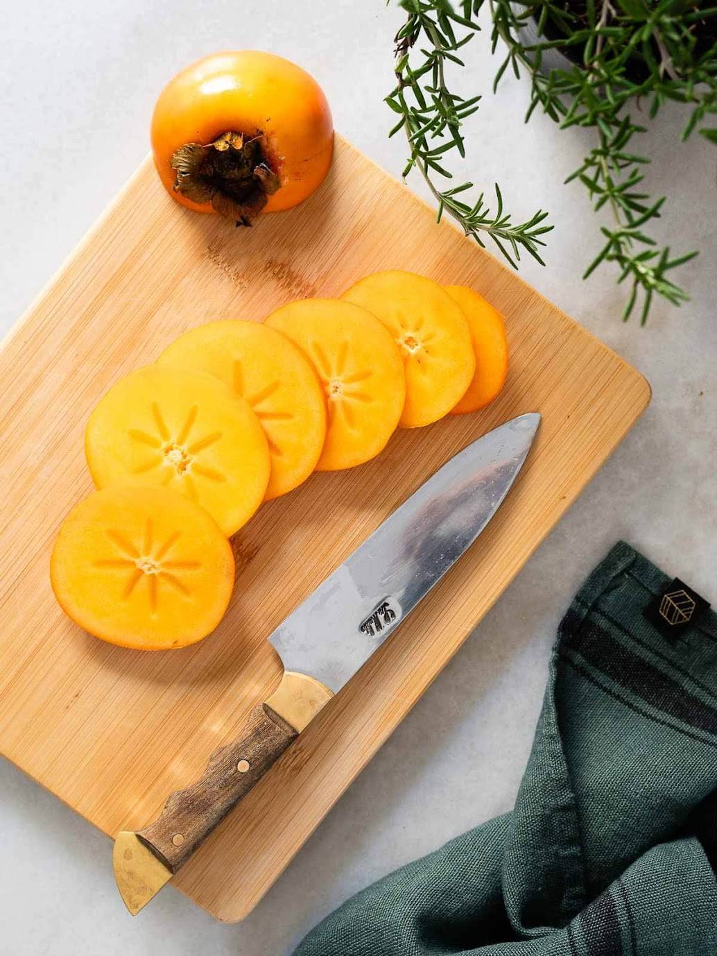 abla de cortar de madera natural sobre una encimera con verduras frescas, iluminación cálida de cocina sostenible