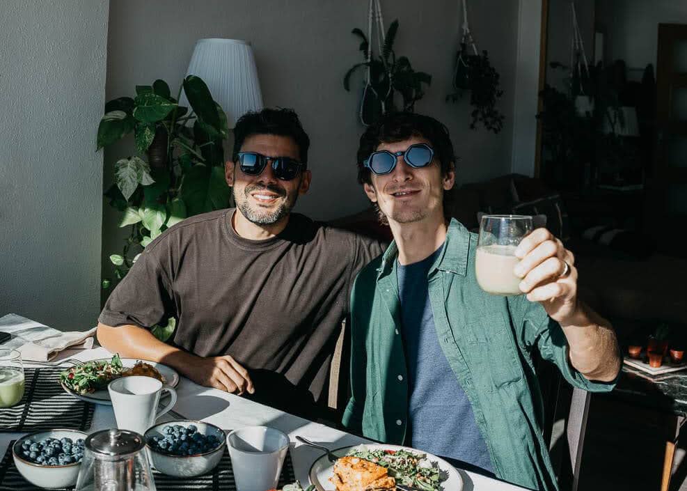 Almuerzo sosteniendo vaso de Smoothie.