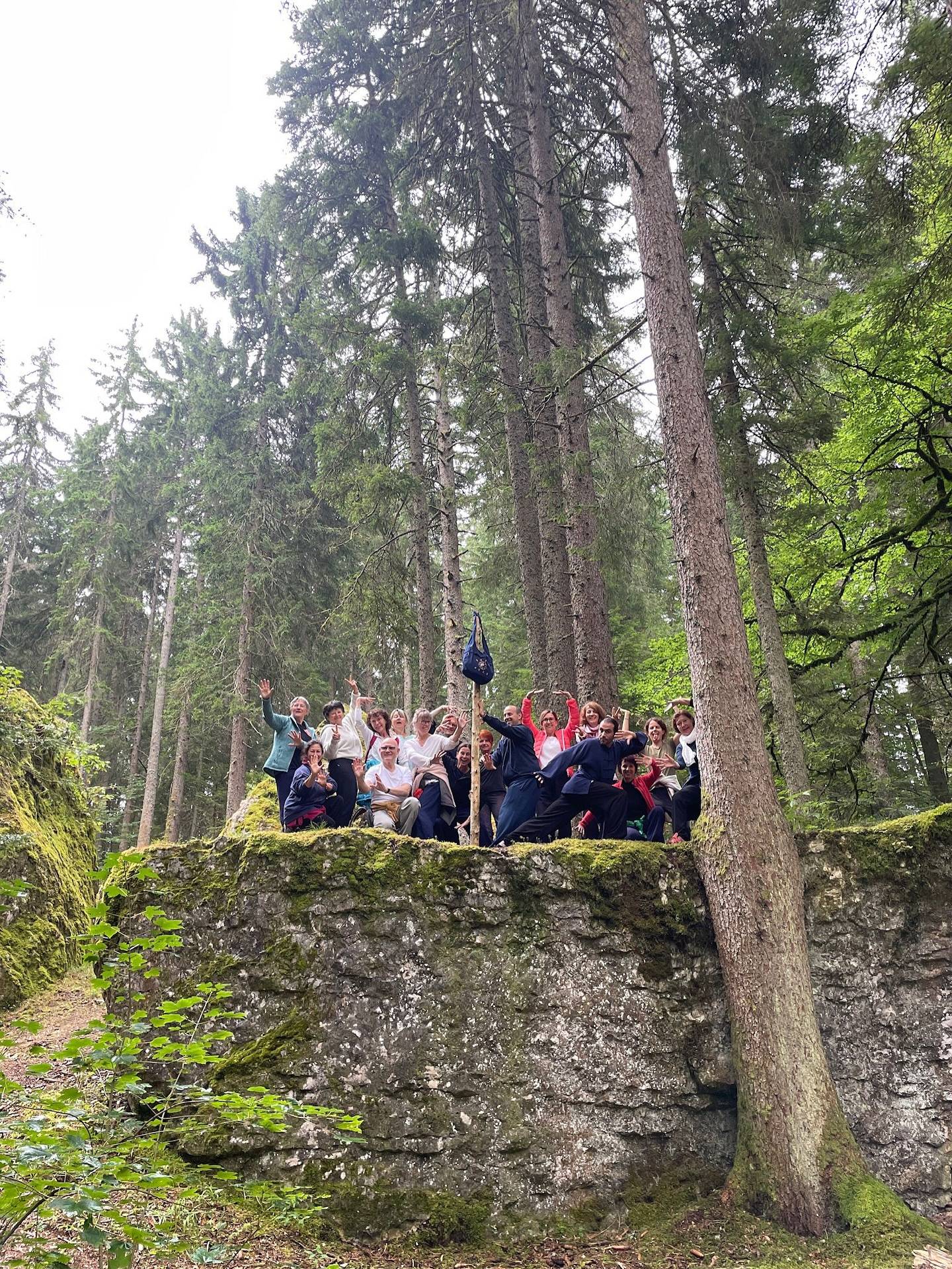 8 jours immergés en altitude, isolés en pleine nature, près de 30 personnes réunies pour plonger dans une transmission profonde.
Au programme : stage de Bagua et expérimentation des spirales, postures statiques, méditations taoïstes, découpage du temps, pratique du Qi Gong de #zhangsanfeng , techniques d’automassages et d’acupression, sons thérapeutiques… et bien d’autres thèmes riches et vivants.

🙏 Un immense merci aux autres professeurs de @qibo.academy – @nathpnr , @muriellearrigoni – dont les enseignements ont été partagés avec une si grande générosité, comme l’ont exprimé les participants.
Clin d’œil à notre caméraman, et diseur d’incantations @teddygardel 🙏

✨ Une profonde gratitude également à Maître Yuan Limin (et à Wudang Gong Dao) dont la transmission a nourri une grande partie de ces 8 jours.

8 jours de Bagua, de partage, de pratique… Qui a dit 8 ? 😉

——————

✨🌿 Closing the Taoist Retreat & Training in Switzerland 🌿✨

8 days fully immersed in the mountains, isolated in nature, nearly 30 people gathered to dive into a profound transmission.
The program included: Bagua training and spiral exploration, static postures, Taoist meditation, self-massage and acupressure techniques, healing sounds… and many more inspiring practices.

🙏 Heartfelt thanks to the teachers of the Qibo Academy – Nathalie, Murielle and Thibaut – for sharing their teachings with such generosity, as the participants expressed.

✨ Deep gratitude also to Master Yuan Limin (and Wudang Gong Dao), whose transmission infused much of these 8 days.

8 days of Bagua, sharing, and practice… Who said 8? 😉

#taijiquan #baguazhang #qibo #suisse #stage #qigong #taoisme
