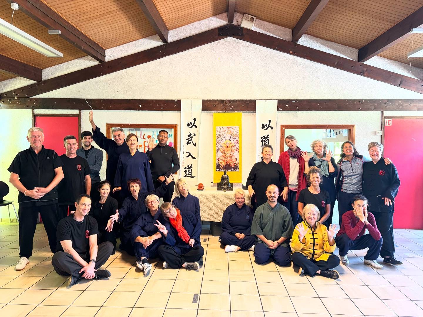 🌿✨ Quel magnifique début pour notre formation « Culture Taoïste et Taijiquan du Wudang »! 🙏

Un groupe de pratiquants avancés, plein d’énergie et de détermination, s’est réuni à Ville de Chambéry chambery pour plonger dans l’art du Taijiquan et les enseignements taoïstes. Ensemble, nous avons partagé un travail intense, animé par une volonté collective de progresser et de s’harmoniser avec les principes profonds du Wudang.

Merci à tous pour cette belle énergie et ce bel esprit de groupe 💫 Les photos capturent ces moments précieux d’apprentissage et de connexion.

À très bientôt pour la suite de ce beau voyage!

Avec @wudanggongdao et @yuanlimin9 

#Taijiquan #Wudang #CultureTaoïste #PratiqueAvancée #ÉnergiePositive #EspritDeGroupe #FormationTaoïste #Harmonie #Évolution