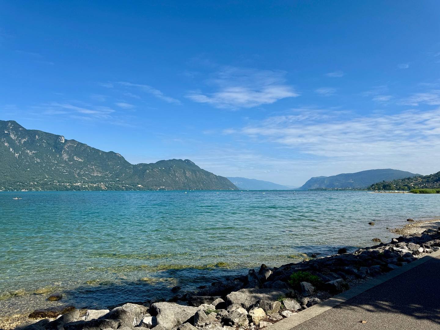 On peut vivre tout près du lac du Bourget, et finir par ne plus vraiment le voir.
À force de le côtoyer chaque jour, on oublie parfois d’en ressentir la beauté.

Et pourtant… il est là.
Le bleu turquoise de l’eau, vibrant, presque irréel.
Les montagnes qui l’entourent, immobiles et denses, vêtues de vert profond.
La lumière du matin qui glisse doucement sur les flancs, le silence, et cet air si particulier qui invite à ralentir…

Un jour, on s’arrête.
On regarde vraiment.
Et on est de nouveau touché, comme la première fois.

C’est dans ces instants-là que les mots de François Cheng prennent tout leur sens :
« La beauté c’est un signe par lequel la création nous signifie que la vie a du sens. »

Elle n’est pas une distraction ou un luxe.
Elle est une nécessité, un rappel.
Un appel à la présence.

Et notre corps, lui aussi, fonctionne ainsi.
Quand tout va bien, quand on est jeune, mobile, en pleine énergie… on oublie.
Mais vivre dans un corps qui fonctionne, sans douleur ni fatigue profonde, c’est une forme de beauté.
Silencieuse.
Essentielle.

Comme le paysage, il mérite qu’on s’y arrête.
Qu’on le remercie.
Et qu’on en prenne soin, chaque jour.

#LacDuBourget #BeautéSilencieuse #FrançoisCheng  #Présence #Vitalité #CorpsConscient #QiGong #Taoïsme #Wudang #Qibo
#aixlesbainsrivieradesalpes #taijiquan