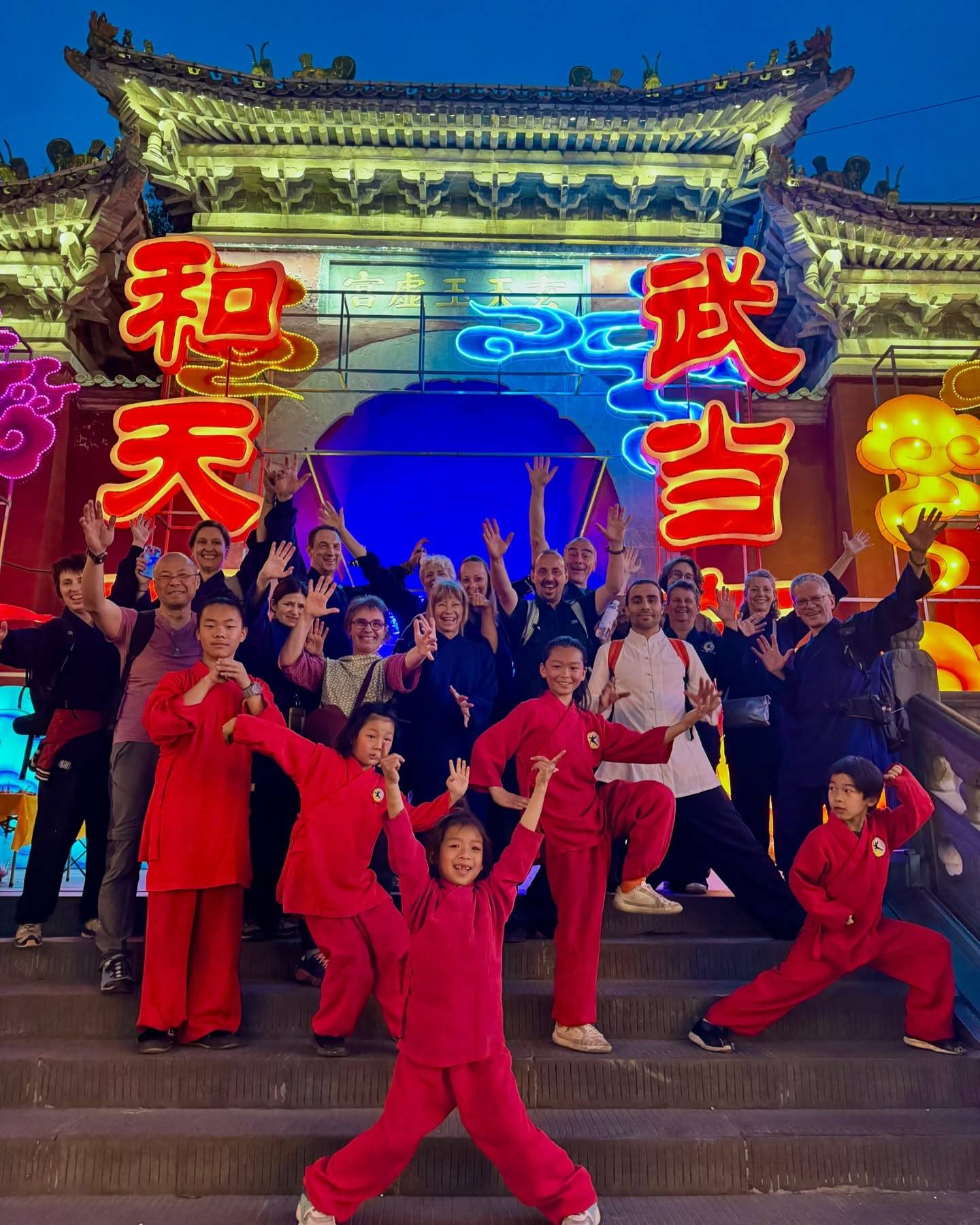 Le séjour commence tout juste, et déjà l’énergie circule avec force et douceur.
Premiers pas au pied des montagnes sacrées, premiers sourires partagés, premières respirations profondes à l’entrée de Yuxu Gong…
Le groupe de Français est arrivé avec le cœur ouvert et une belle présence : ça se sent, ça se voit.

Que cette énergie nous accompagne tout au long du chemin !

#wudang  #wudanglife #qibo #wudangshan #taijiquan #voyagechine #artsinternes #goodvibes #yuxugong #yuanlimin