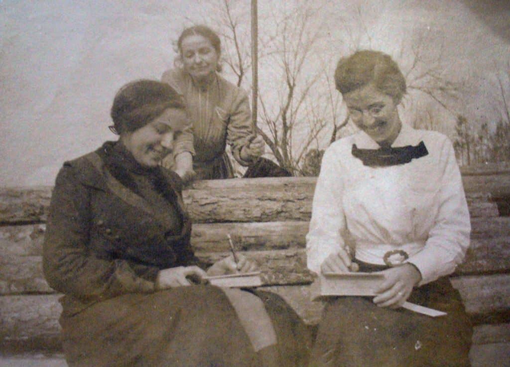 Black and white 1920's image of 3 women 