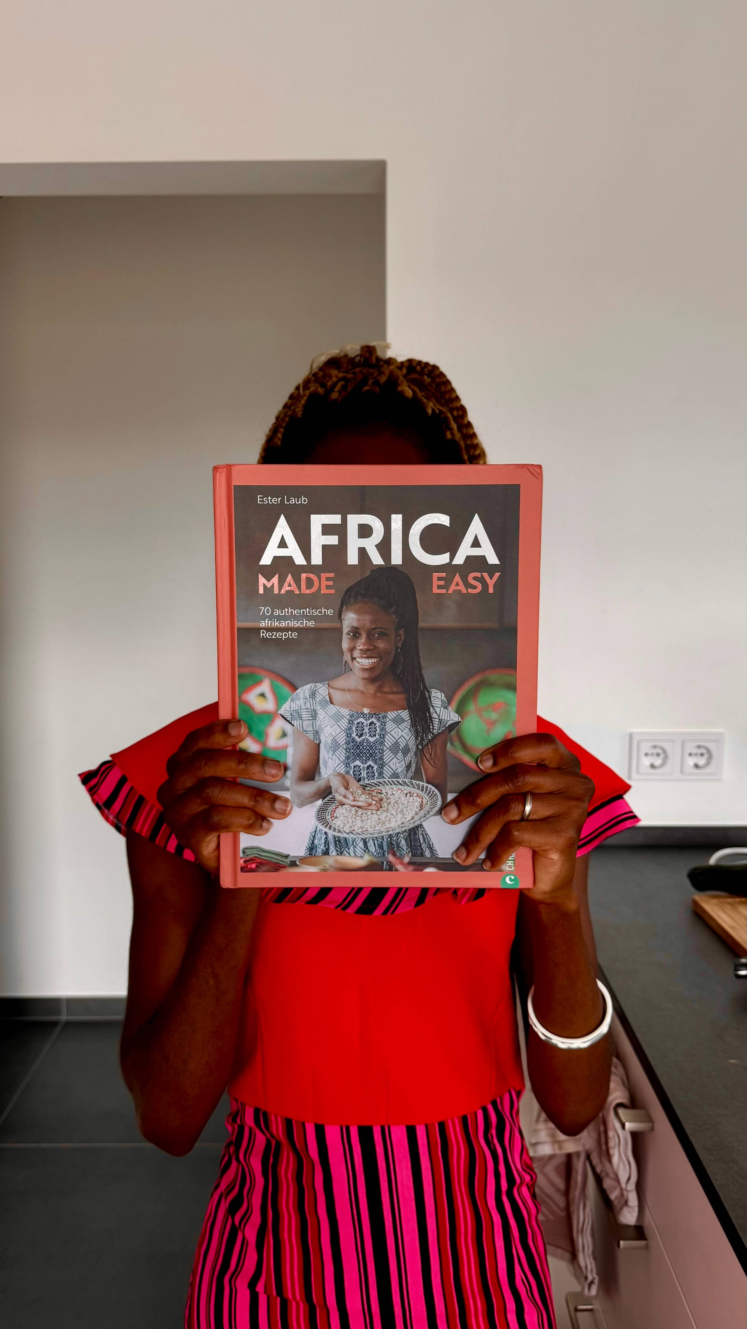 Ester und ihr Herzensprojekt: Africa Made Easy – mehr als ein Kochbuch, ein Stück Heimat.
