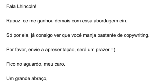 This is a screenshot of a text in Portuguese, resembling an email or message. It starts with a greeting, "Fala Lhincoln!" expressing appreciation for Lhincoln's approach, noting it demonstrates his copywriting skills. The sender asks for a presentation to be sent, saying it would be a pleasure. They conclude by saying they look forward to it and send a warm hug.
