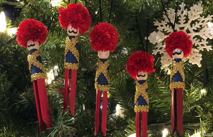 Toy soldier garland idea