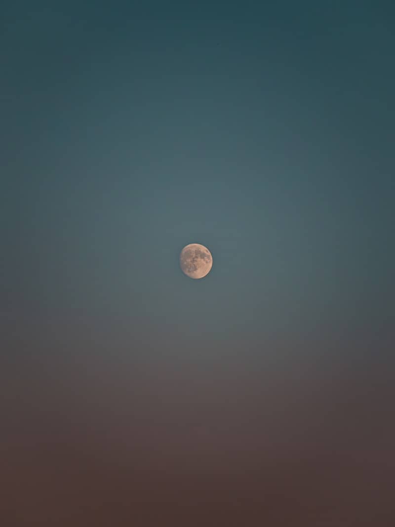 Full moon in a gradient sky at dusk.