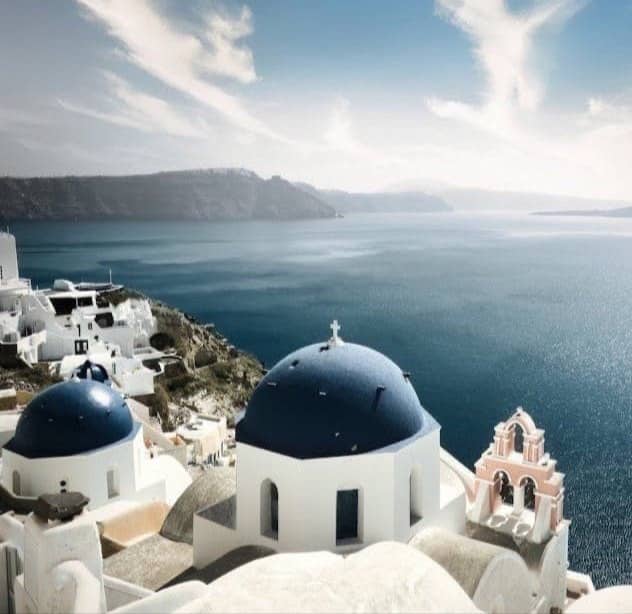 A beautiful view of the ocean and some buildings