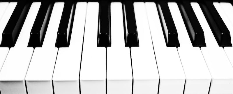 white and black piano keys