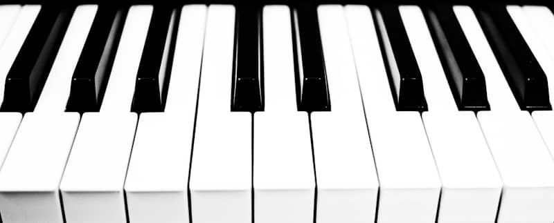 white and black piano keys