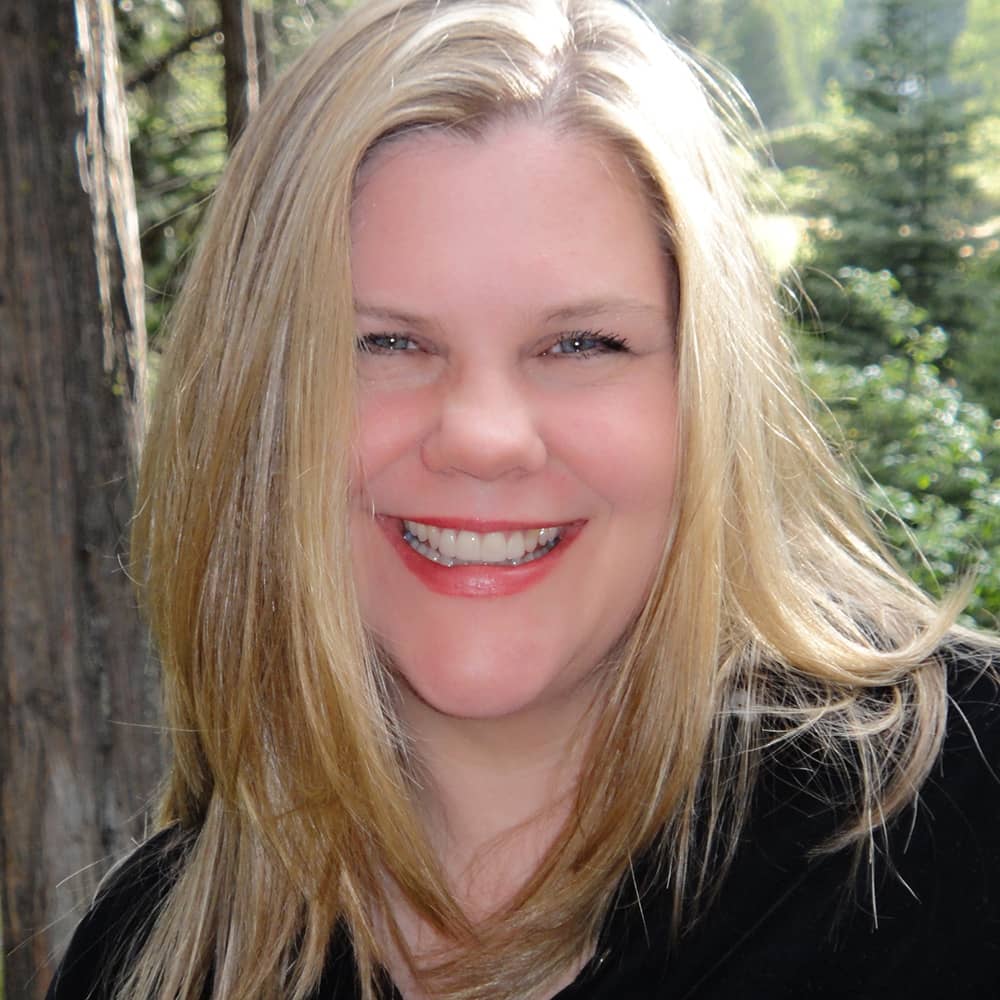 Headshot: Rae Morey