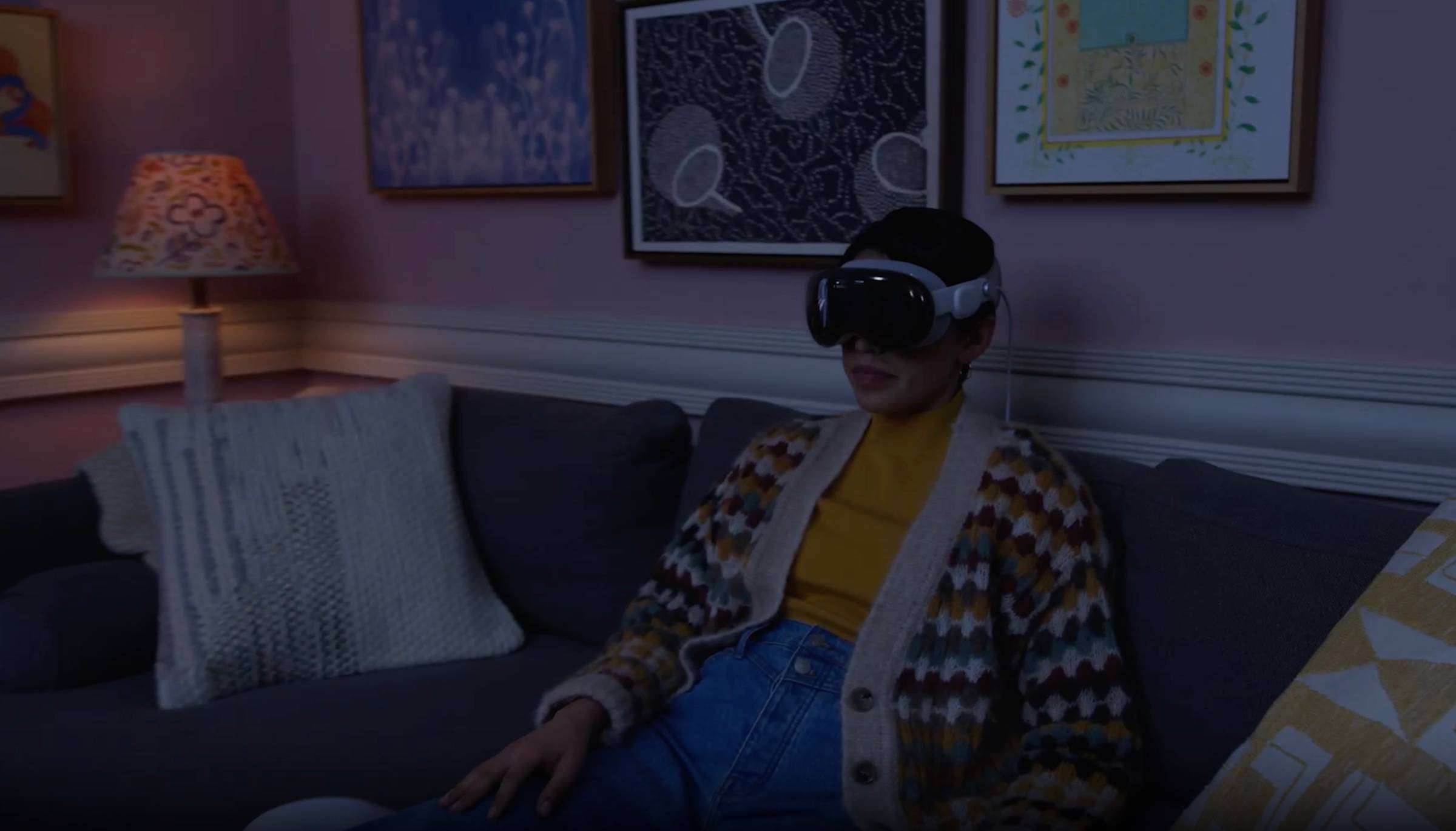Eine Frau schaut auf ihrer Apple Vision Pro einen Film