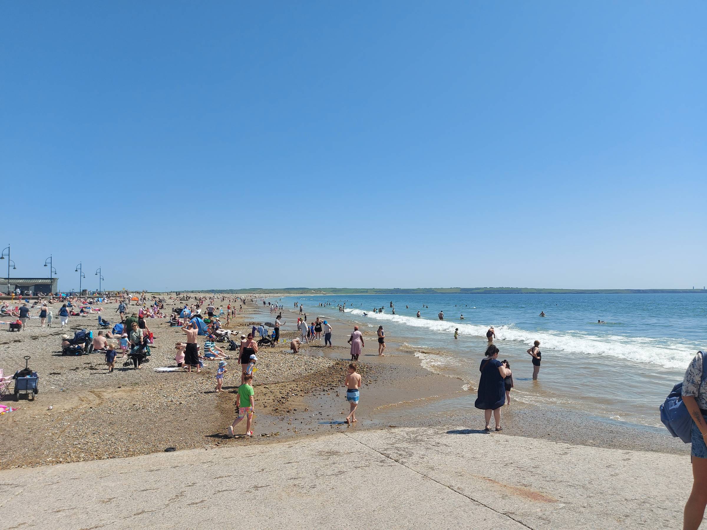 An image of a busy and very hot summer's day in Tramore!