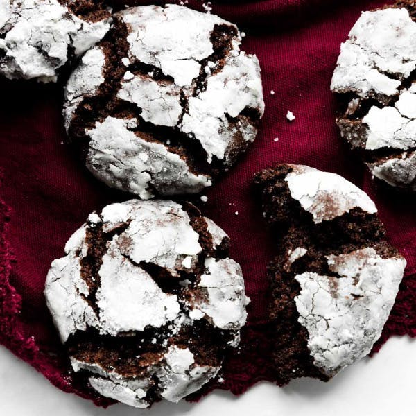 picture of chocolate crinkle cookies