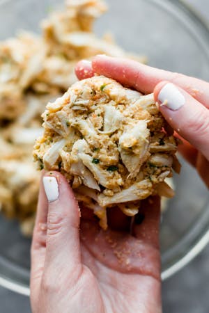 shaping crab cakes