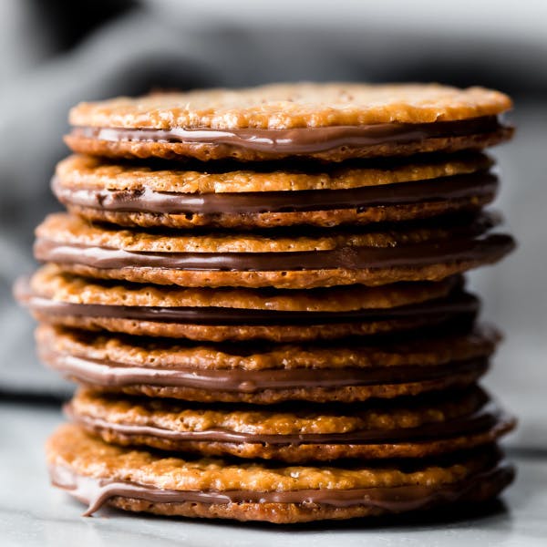 picture of a stack of easy lace cookies