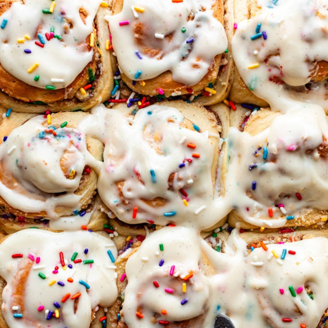 funfetti cinnamon rolls with sprinkles