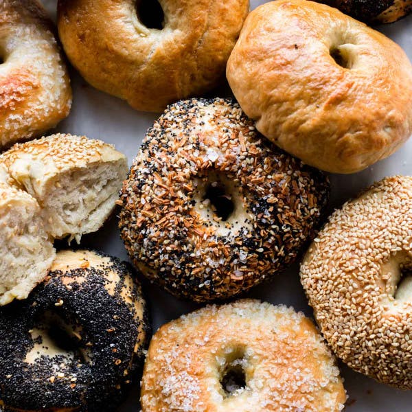 picture of bagels in a variety of flavors