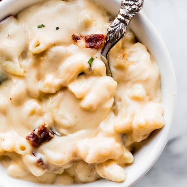 macaroni and cheese with bacon and spinach