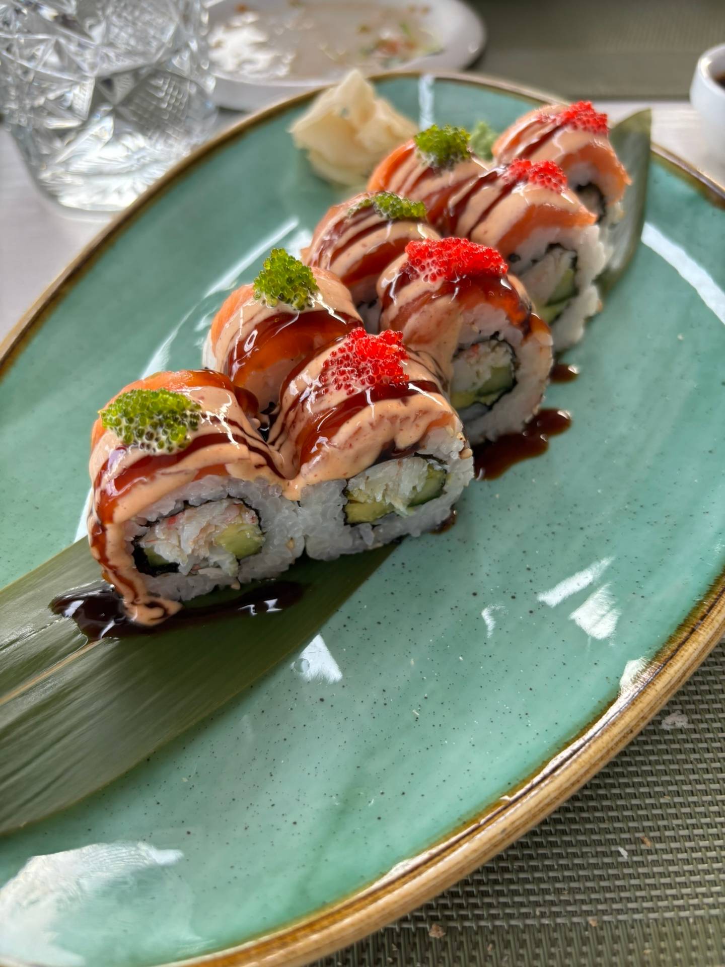 One of my favorite foods has to be sushi, could probably eat it a few times a week... no doubt

#borderlesslife #goodeats #simplepleasures #digitalnomadlife #lifestyleflow #zachpittman #everydaymoments 🍅