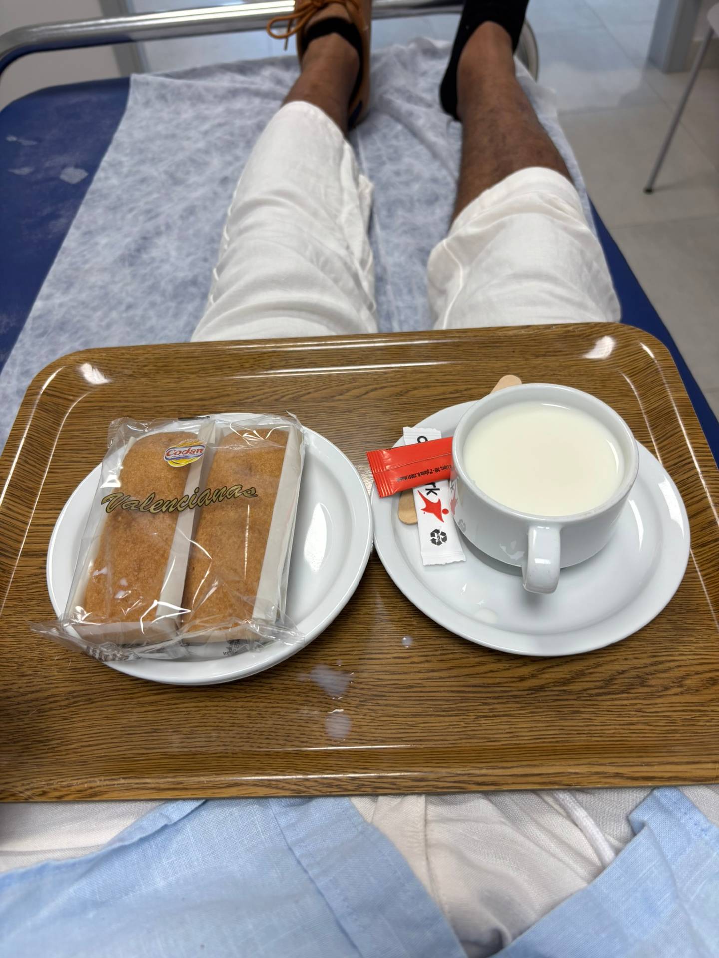 What breakfast in a Spanish hospital looks like. I'm finally walking regular from my surgery on my Achilles, but customer service is worse than in the US. Staff is friendly and competent, facilities decent and not overdone like back home. Overall, I’d give it 8/10.

#borderlesslife #digitalnomadlife #lifestylebydesign #freedomfirst #travelwithpurpose #zachpittman #escapetheratrace #healthabroad