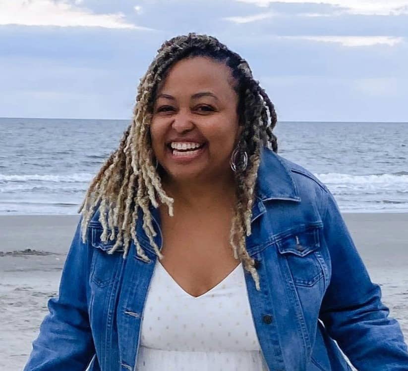 Ayesis smiling on the beach