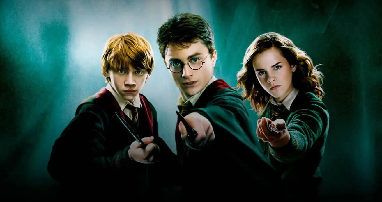 Nell'immagine Harry, Ron ed Hermione impugnano le loro bacchette