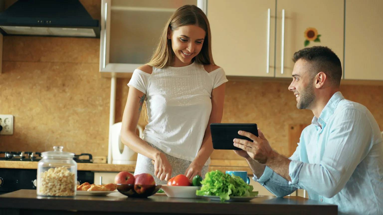 A couple discussing meal prep ideas for the week