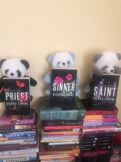 Teddy bears holding books