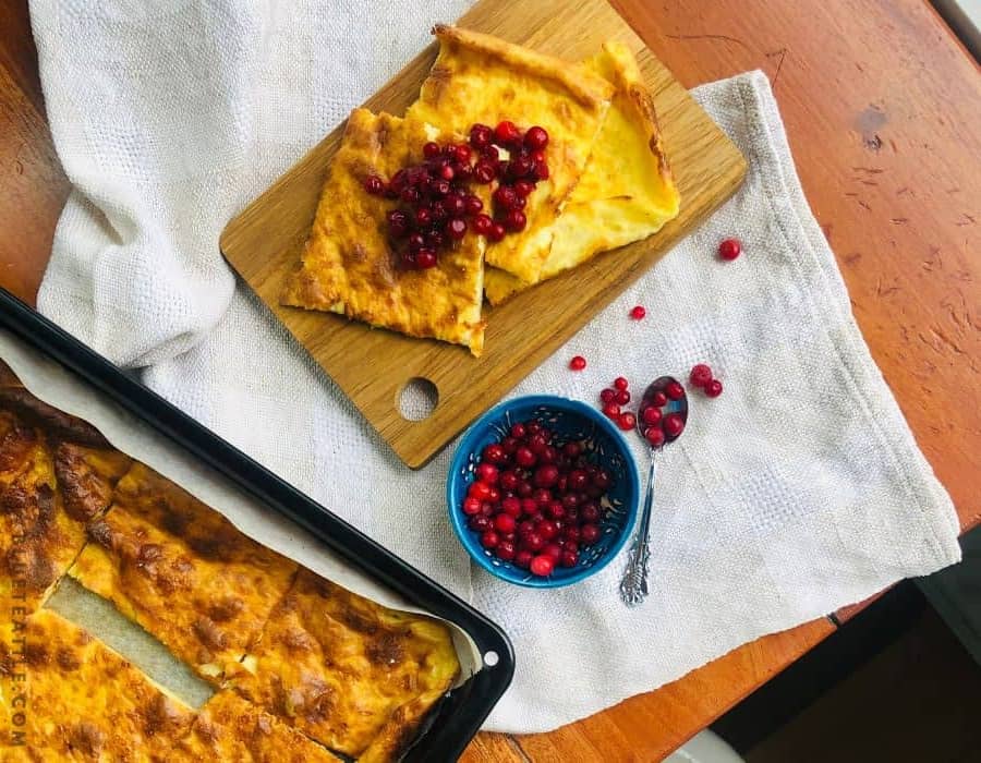 Oven pancake with lingonberries
