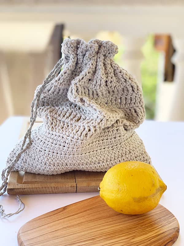 crochet bag in light grey yarn