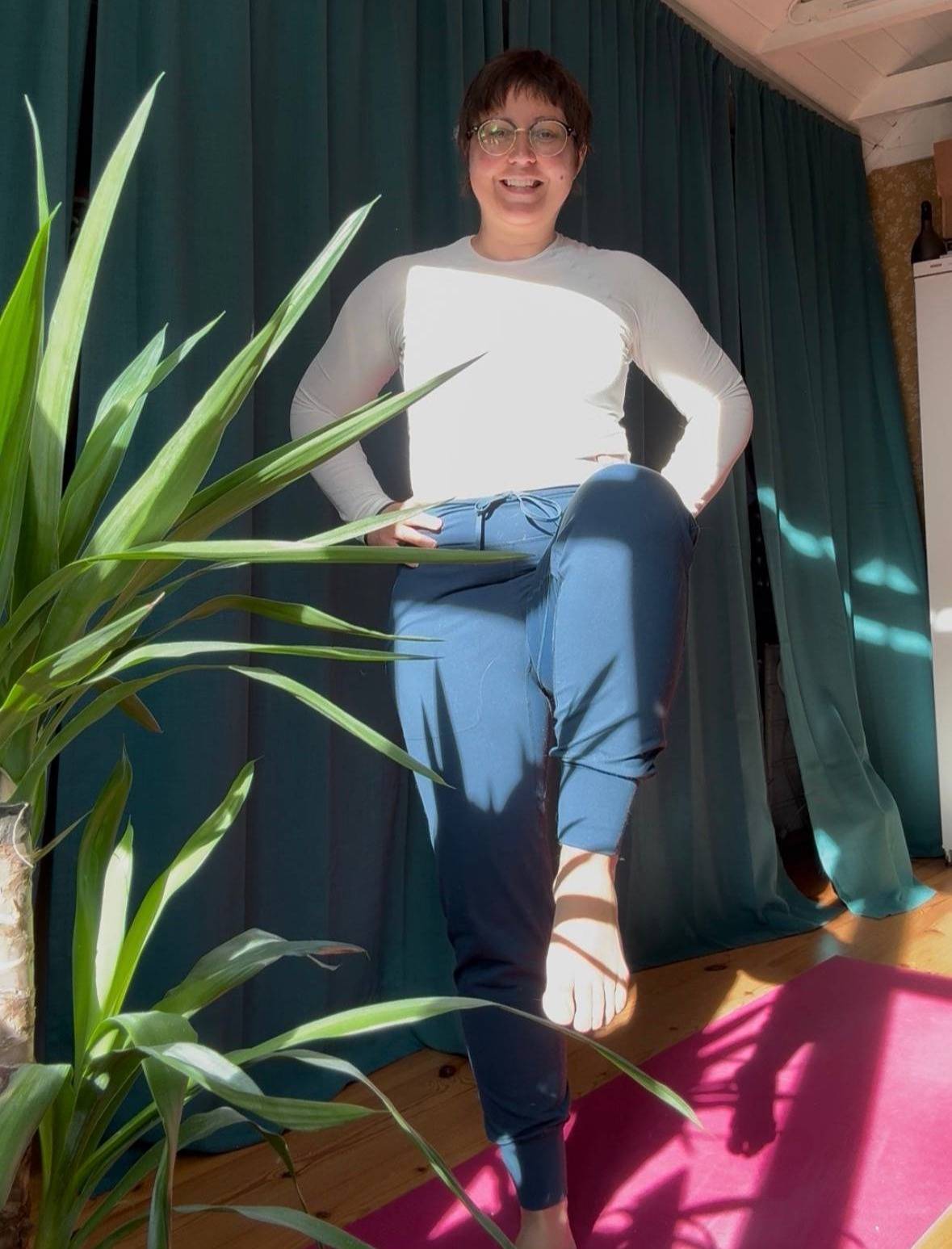 Pia står på ett ben och testar balansen